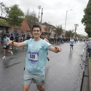 Corredora participa en la jornada de 21 kilómetros.