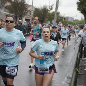 Atleta completa parte del trazado de la carrera.