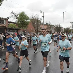 Corredores participan en los 10K de la Media Maratón de Bogotá.