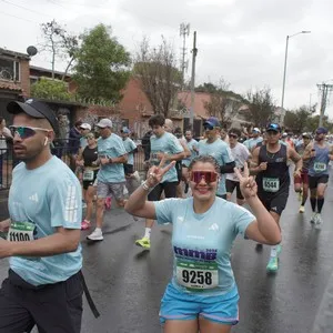 Atletas recorren los 10 kilómetros durante la carrera.