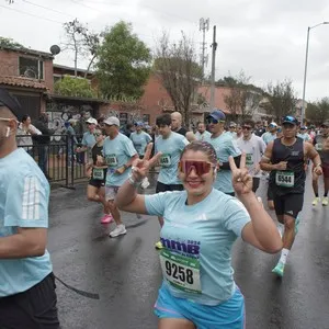 Participantes avanzan por el circuito de 10K en Bogotá.