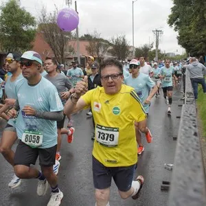 Runners corren durante la competencia de 10 kilómetros.