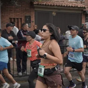 Grupo de corredores recorre las calles durante los 10K.