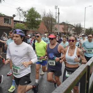 Atletas disfrutan el recorrido de 10K en Bogotá.