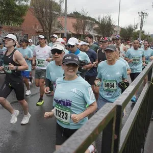 Corredores avanzan por Bogotá durante los 10K.