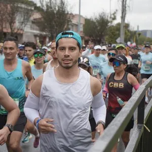 Corredoras participan en la carrera de 10 kilómetros.