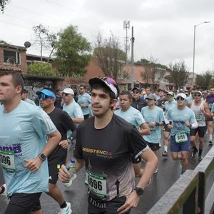 Grupo de atletas completa kilómetros durante los 10K.