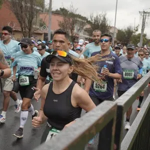 Runners recorren las calles de Bogotá durante la carrera de 10K.