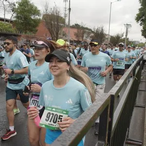 Atletas recorren el circuito urbano de 10K en Bogotá.