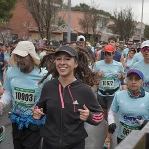 Corredoras disfrutan el recorrido de 10 kilómetros.