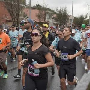 Grupo de corredores avanza por el circuito de 10K.
