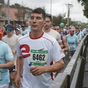 Runners completan parte del recorrido de 10K en Bogotá.