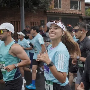 Atletas corren por las calles durante los 10K.