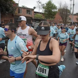 Participantes recorren el trazado oficial de 10 kilómetros.