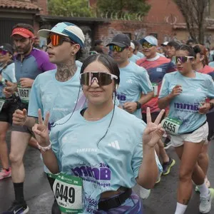 Corredora recorre el circuito de 10K en Bogotá.
