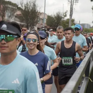 Atleta avanza durante la carrera de 10 kilómetros.