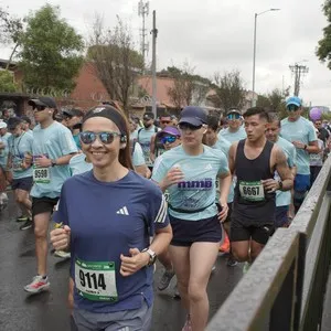 Corredora completa kilómetros de los 10K.