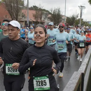 Atleta disfruta el recorrido de 10K.