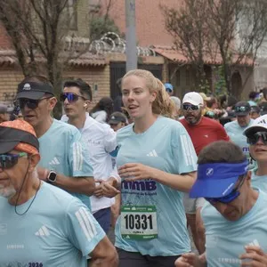 Corredora participa en la jornada de 10 kilómetros.