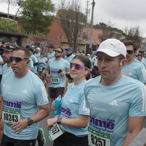 Corredora recorre Bogotá durante los 10K.