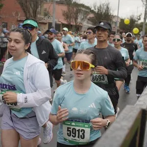 Corredores esperan la salida de la carrera en Bogotá.