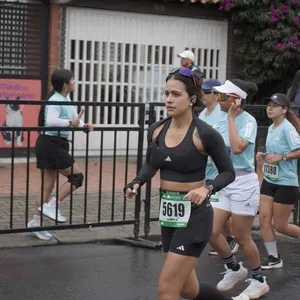 Corredoras toman posición en la zona de salida.