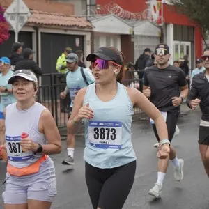 Runners esperan la señal de inicio de la competencia.