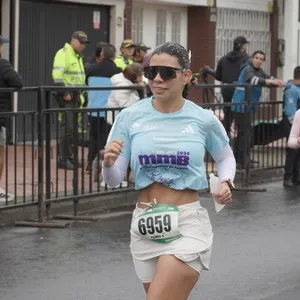 Grupo de corredores se prepara antes de la carrera.