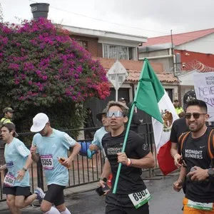 Grupo de atletas toma posición antes de la salida.