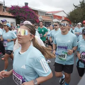 Runners se reúnen en la zona de salida de la carrera.