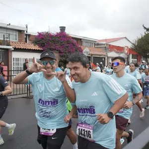 Atletas se preparan para recorrer las calles de Bogotá.