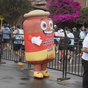 Participantes toman posición antes de comenzar los 21 kilómetros.