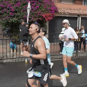 Corredoras esperan la señal para iniciar la competencia.
