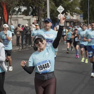 Grupo de corredores se concentra antes de la salida.