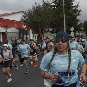 Runners se preparan para la jornada de running.