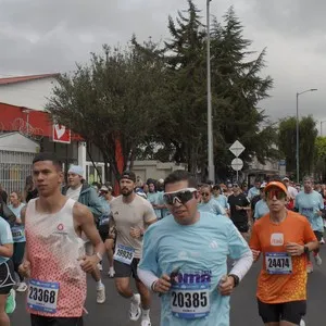 Corredores toman posición para iniciar el recorrido.
