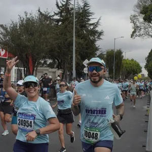 Atletas avanzan hacia la meta durante los 21K.
