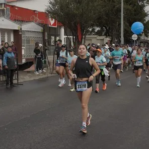 Corredores recorren los últimos kilómetros de la carrera.
