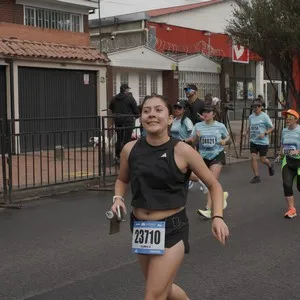 Participantes se acercan a la línea de llegada en Bogotá.