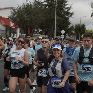 Corredoras completan la recta final de la Media Maratón.