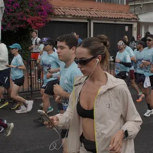Runners avanzan hacia la meta durante los 10K.