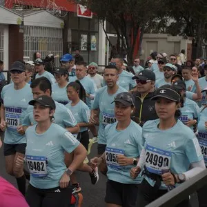 Corredores se aproximan a la zona de llegada.