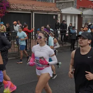 Atletas avanzan hacia la línea final en Bogotá.