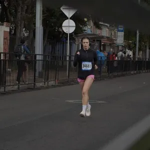 Grupo de corredores se acerca a la meta de la Media Maratón.