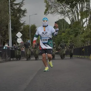 Atletas completan los últimos kilómetros de la competencia.