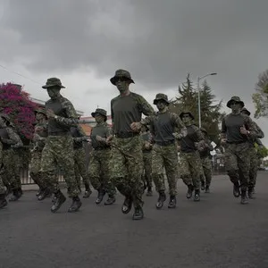 Participantes avanzan hacia la llegada de la carrera.