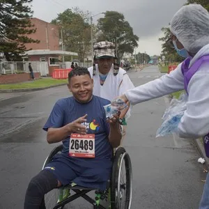 Grupo de atletas avanza por la recta final de los 21K.