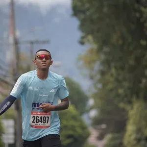 Runners completan el último tramo de los 10K.