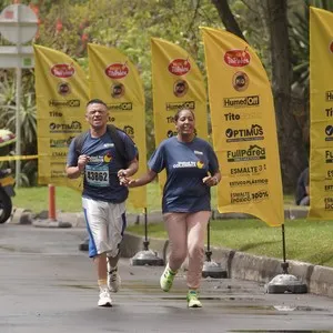 Corredores recorren los últimos metros del circuito urbano.