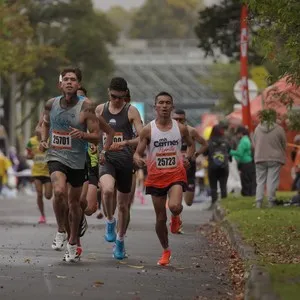 Atletas cruzan la meta de la Media Maratón de Bogotá.